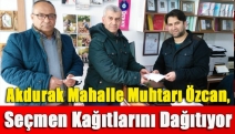 Muhtar Özcan, seçmen kağıtlarını dağıtıyor