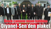 Örnek caminin imam hatibine Diyanet-Sen’den plaket