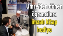 Umre’den dönen öğrencilere imzalı kitap hediye