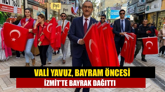 Vali Yavuz, bayram öncesi İzmit’te bayrak dağıttı