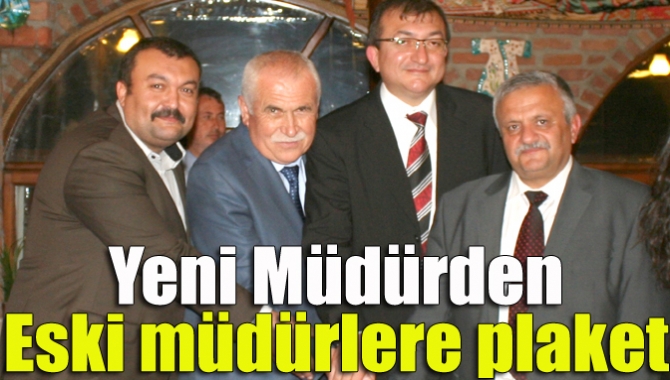 Yeni müdürden eski müdürlere plaket